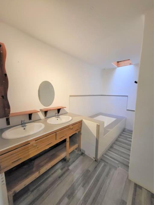 Maison 3 Chambres Avec Piscine Couverte Lespignan Zewnętrze zdjęcie